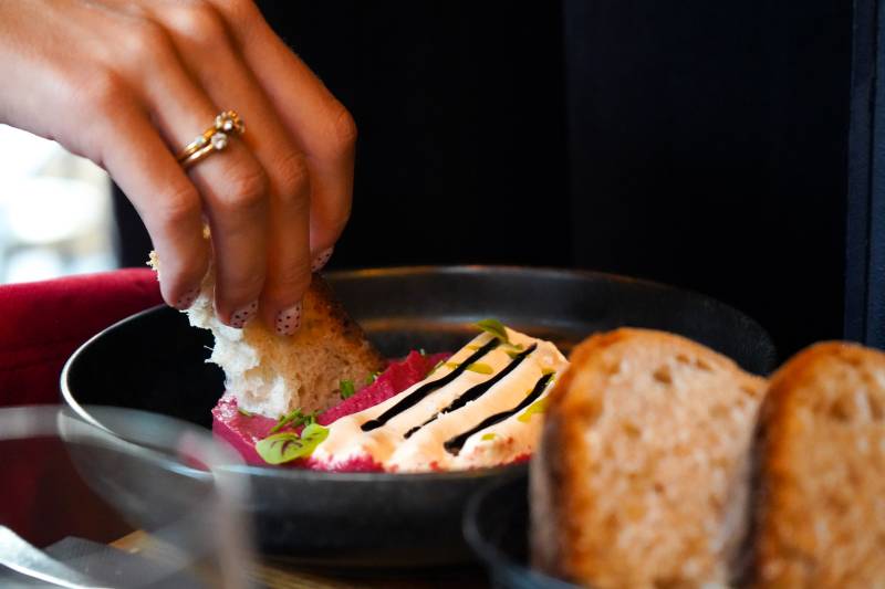 Cuisine maison, produits locaux et ambiance conviviale, découvrez Ambrosia, restaurant dans le centre-ville de Nantes, proche de place Graslin.