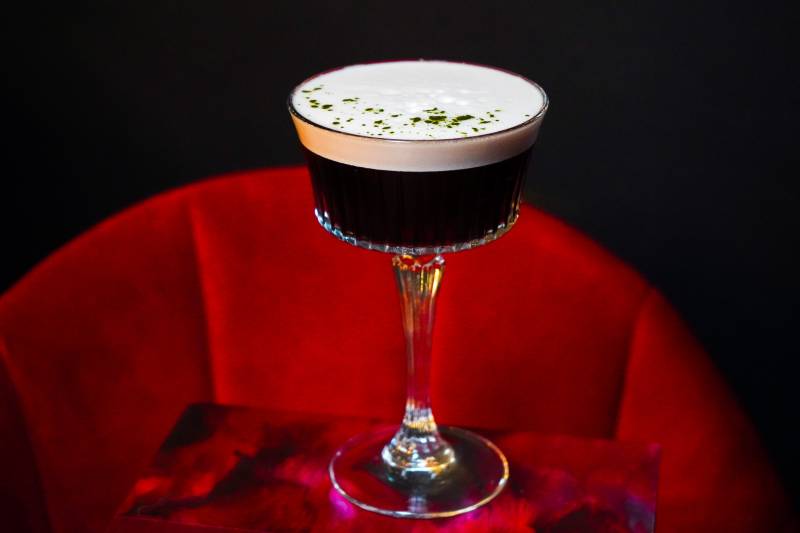 Ambrosia, lieu incontournable du centre-ville de Nantes : bar à cocktails et mets à partager.