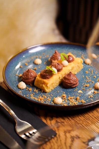 Privatiser un bar lounge élégant à Nantes centre pour événement professionnel avec tapas maison et cocktails dans le quartier Graslin