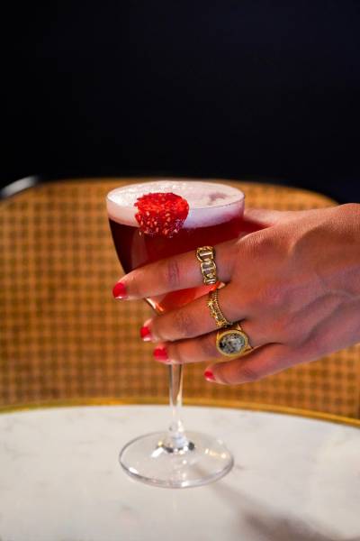 Ambiance raffinée, carte maison et cocktails d’exception dans un bar restaurant à Nantes quartier Graslin avec grande terrasse pour événements